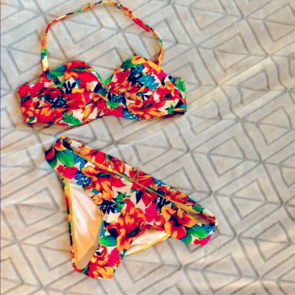 Victoria’s Secret swimsuit bikini like new xs 34B